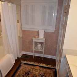 The Dogwood Suite - Main Level - 1 Queen Sized Bed - Private Bathroom