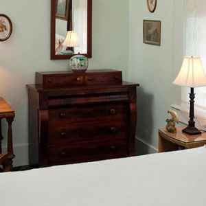The Louise Room (Aunt Clara's Cottage)