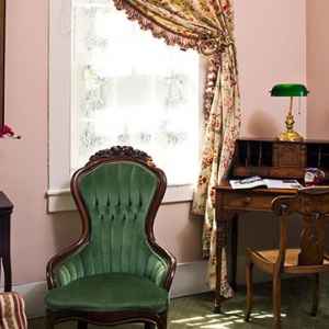 The Alice Room (Aunt Clara's Cottage)