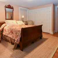 George Davis Room - suite with queen size bed and private bathroom