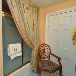 Alvarez Fisk Room - private bathroom