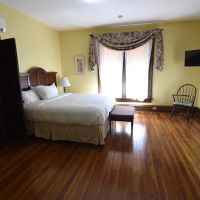 Room 4 - king size bed and private bathroom