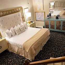 King Whirlpool Tub Suite
