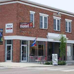 Commodore Hotel & Music Cafe - Linden, Tennessee