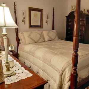 Miss Bonnie's Suite - Queen Size Bed