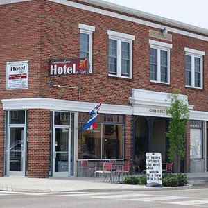 The Commodore Hotel - Linden, Tennessee