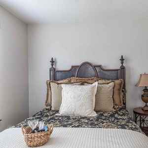 Bedroom w/ Queen Size Bed