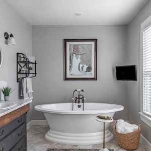 Bathroom w/ Soaking Tub