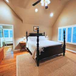 The Chalet - Bedroom with King Size Bed