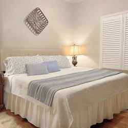 The Chalet - Bedroom with King Size Bed