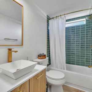 Modern Bathroom with Shower/Tub Combo